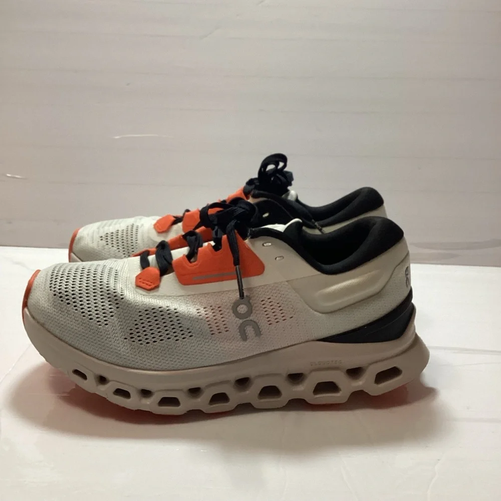 On Running Cloudstratus 3 shoes in undyed-white and sand. Women’s size 6 - Picture 7 of 11